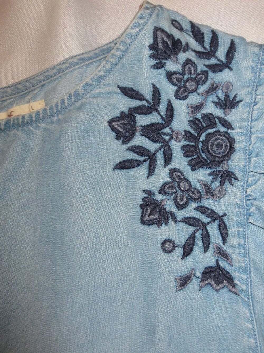 HOLLISTER womens BLOUSE blue BOHO cropped CHAMBRAY top EMBROIDERED SIZE L - Picture 5 of 10